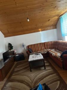 Un lugar para sentarse en Freedom Apartments - 15 min to EXIT