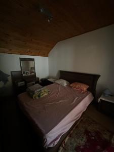 Una cama o camas en una habitación de Freedom Apartments - 15 min to EXIT