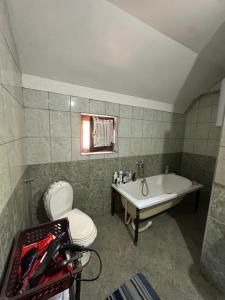 Un baño de Freedom Apartments - 15 min to EXIT