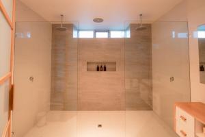 Et badeværelse på Stylish Dairy Cottage by the Sea- Romantic Luxury