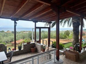 een veranda met uitzicht op de oceaan bij Blue Panorama Marilyn Semi Basement with Amazing Sea View Balcony in Alexandroupoli