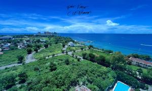 麦克坦La Mirada Residences Sea-view Suites的城市和海洋的鸟瞰图