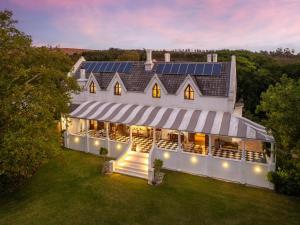 Budova, kde se kemp nachází + 13 fotografií