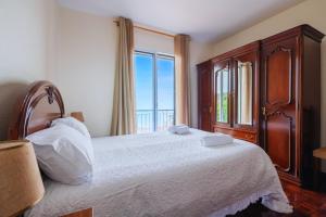 En eller flere senge i et værelse på Miradouro House By Sam Houses