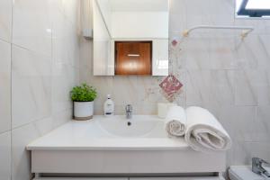 Et badeværelse på Miradouro House By Sam Houses