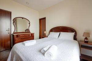 En eller flere senge i et værelse på Miradouro House By Sam Houses