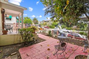 un patio con sillas y una mesa frente a una casa en Russell House Near Hollywood & Griffith Park home, en Los Ángeles 37 fotos más