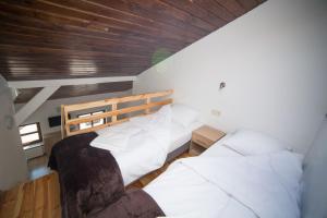 Łóżko lub łóżka w pokoju w obiekcie OperaHostel