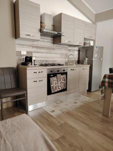 Η κουζίνα ή μικρή κουζίνα στο Paola Confort House +7 φωτογραφίες