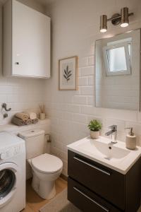 Kúpeľňa v ubytovaní Small Oasis Nelson Mandela Apartment with sea view, two bedrooms, parking, terrace and pool