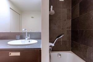 Kúpeľňa v ubytovaní RED LOFTY Milano- Loft moderno comodo per Ippodromo, San Siro, Fiere e Politecnico, parking