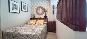 Posteľ alebo postele v izbe v ubytovaní La Carihuela Ethnic Apartment Torremolinos