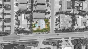 einen Blick über eine Straße mit Häusern in der Unterkunft Ebb Tide Home in Holmes Beach