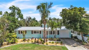 eine Palme vor einem Haus mit Garten in der Unterkunft Ebb Tide Home in Holmes Beach + 28 Fotos