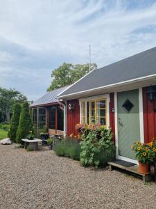 a small house with flowers in front of it at Lindeborgs gröna rum in Tvååker