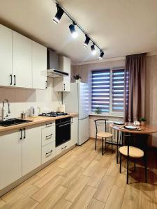 Кухня или мини-кухня в 25 Best apartment in the center city
