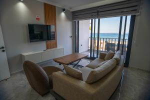 a living room with a couch and a table at Sürer Apart Altınkum in Didim