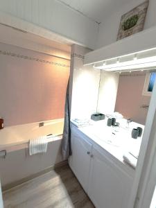 ein Badezimmer mit Waschbecken und Spiegel in der Unterkunft studio cosy vue mer in Patrimonio