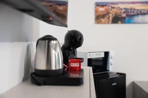 Příslušenství pro přípravu čaje a kávy v ubytování Dama Suite
