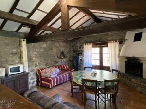 ein Wohnzimmer mit einem Tisch und einem Sofa in der Unterkunft Maison des Cévennes in Arphy