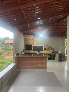 a room with a brick counter in a building at Rancho Pé de Serra in Manhã