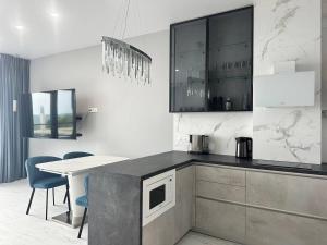Kuchyňa alebo kuchynka v ubytovaní MAGNIT Apartments у самого моря