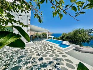 Bazén v ubytování Siesta Villas nearby Tzanaki Beach Livadi nebo v jeho okolí
