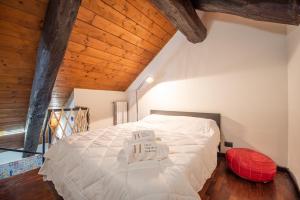 a bedroom with a bed with two towels on it at Appartamento nel cuore di Torino in Turin