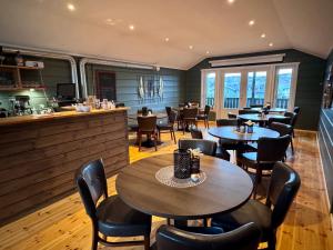 un ristorante con tavoli e sedie e un bar di Berlevåg Motell AS a Berlevåg