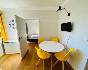 TV a/nebo společenská místnost v ubytování Útulný apartmán v srdci Krkonoš se saunou