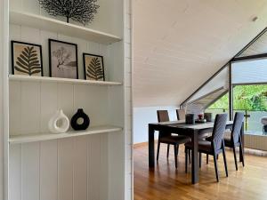 Un comedor con una mesa y sillas negras. en Auszeitwohnung, en Lage