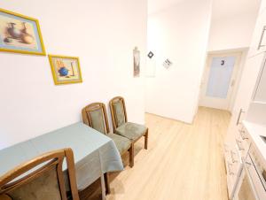 Kuchyň nebo kuchyňský kout v ubytování Cozy Rooms next to Lugner City