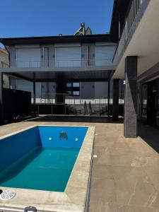 Бассейн в House by the Sea Gribovka или поблизости