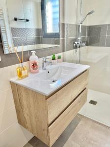 a bathroom with a sink and a shower at Studio Cosy - CLIM & Parking & WIFI in Aucamville