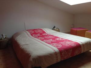 リル・シュル・ラ・ソルギュにあるChinchonのベッドルーム1室(ベッド1台、赤と白の毛布付)