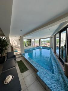 a large swimming pool in a large building at Apel Luxury in Niš