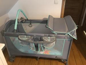 a suitcase with its door open on a wooden floor at Nowoczesny dom wakacyjny "Sole" nad jeziorem Gwiazdy, Ostoja Bukowo, Borowy Młyn, Kaszuby, region Gochy, z dala od miasta, dookoła lasy in Borowy Młyn