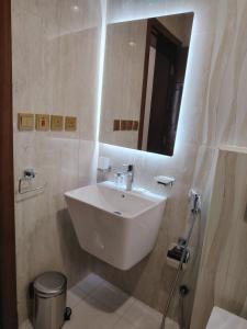 a bathroom with a white sink and a mirror at شقق الاندلس in Medina