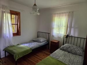 two beds sitting in a room with a window at Agroturystyka Sielanka nad Stawem in Turawa