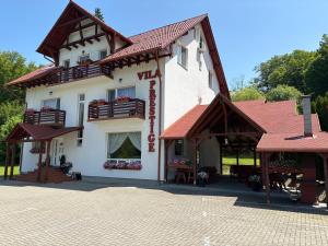 索瓦塔Villa Prestige的一座红色屋顶的白色大楼