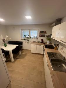 Η κουζίνα ή μικρή κουζίνα στο Cozy apartment with free parking +6 φωτογραφίες