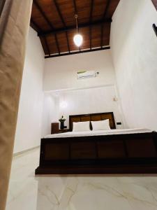a bedroom with a large bed in a room at Villa Navodi in Negombo +50 photos