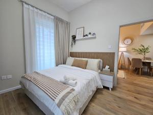 ドバイにあるGolden Hour Marina Viewのベッドとテーブルと机のある寝室 +103枚の写真