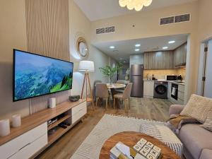 ドバイにあるGolden Hour Marina Viewの大型薄型テレビのあるリビングルーム