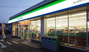 Supermarket nebo jiné obchody v  apartmánu nebo okolí
