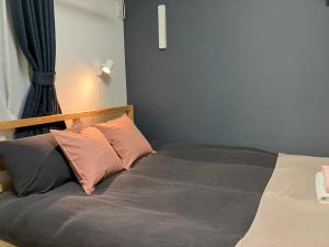 a bed with two pillows on it in a room at 102 山手线近上野一站温馨新公寓 in Tokyo