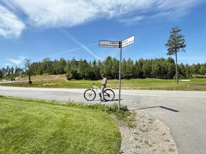 在DR ÅSA Rooms in Kallfors, Järna, south Stockholm, near Golf, Ytterjärna Concerts & the Baltic Sea Beach内部或周边骑自行车