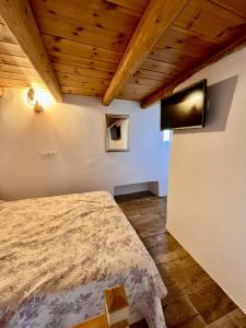 TV a/nebo společenská místnost v ubytování Siesta Villas nearby Tzanaki Beach Livadi