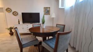 Televízia a/alebo spoločenská miestnosť v ubytovaní Apartment Factory