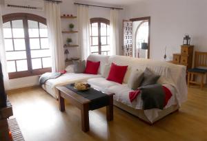 Sala de estar con sofá blanco y mesa de centro en Ferienhaus Monte Azul, en Vélez-Málaga 20 fotos más